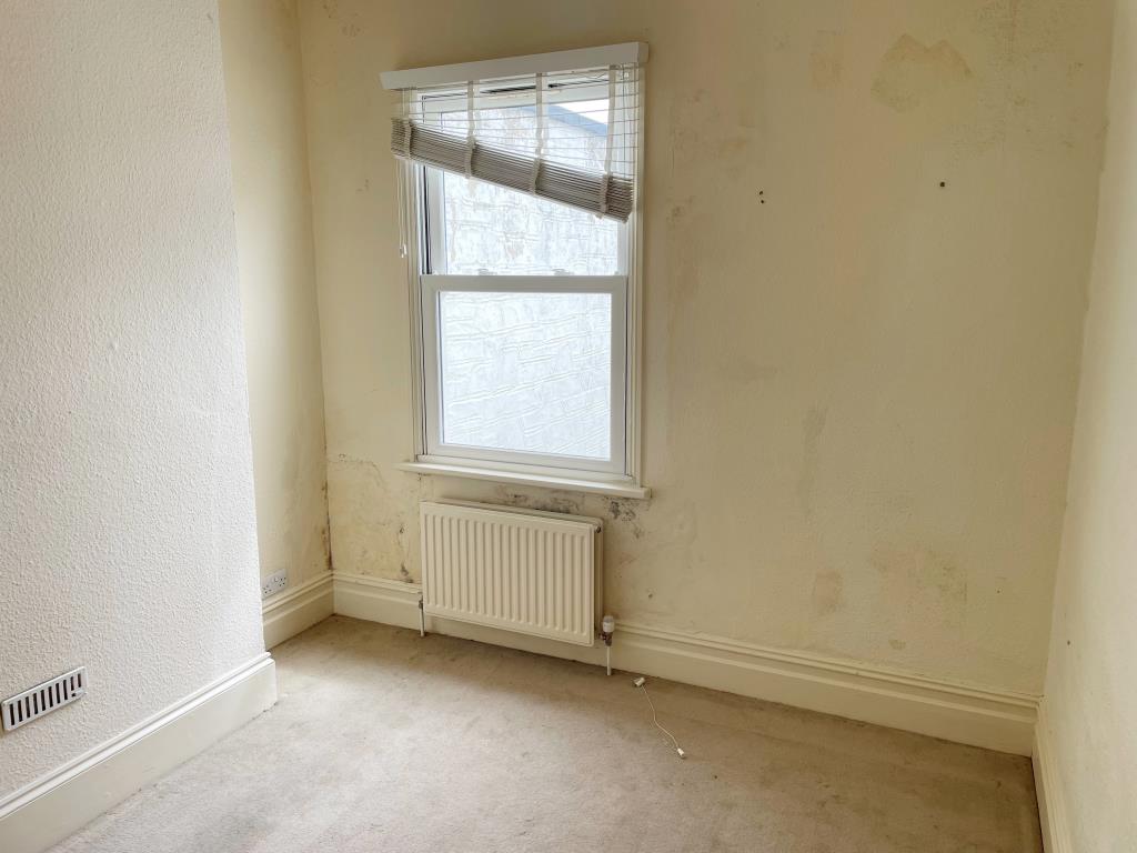Lot: 23 - MIXED USE PART POSSESSION FOR INVESTMENT - rear bedroom with south facing window